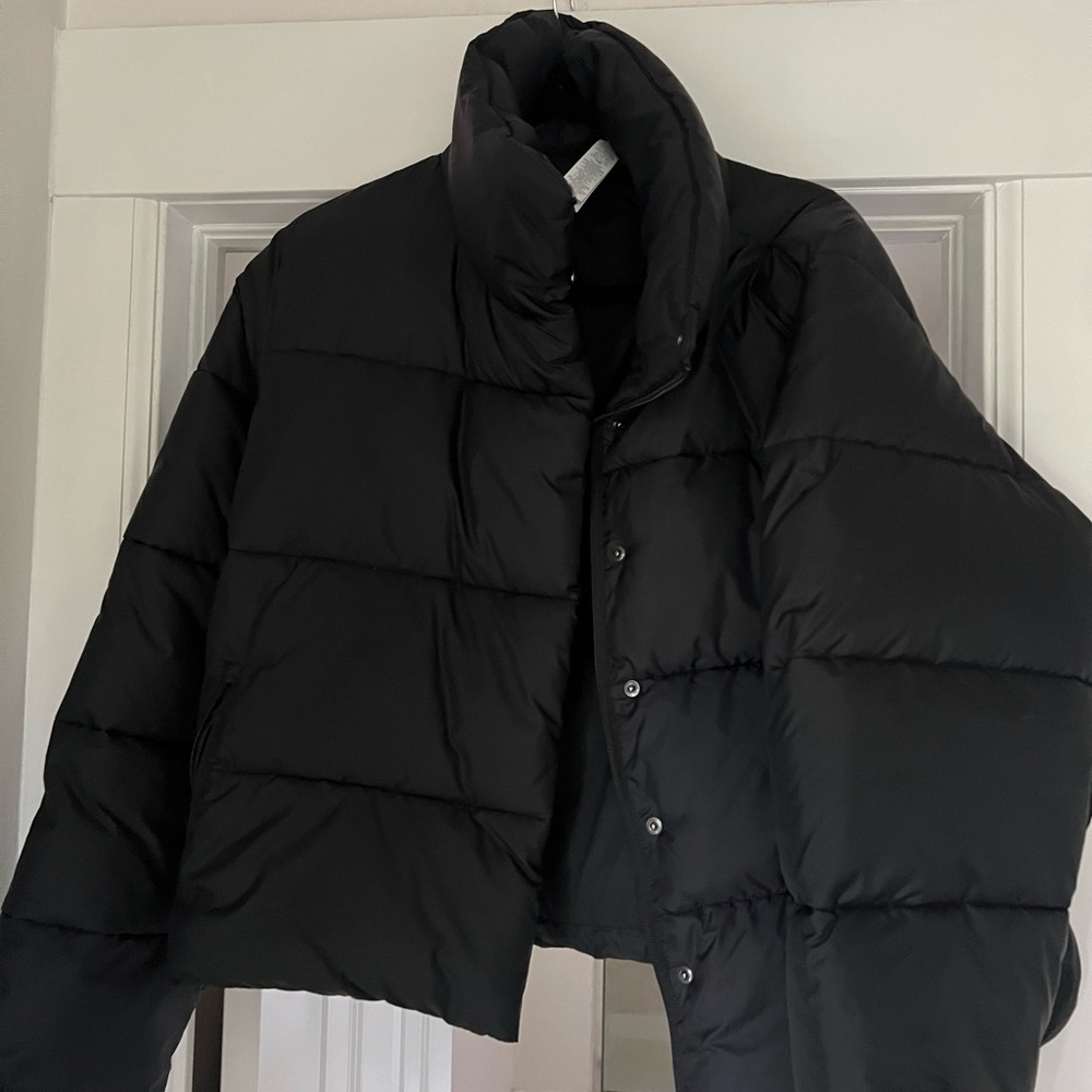 NEVER WORN ALO Yoga Black Puffer Jacket with Quilted Design